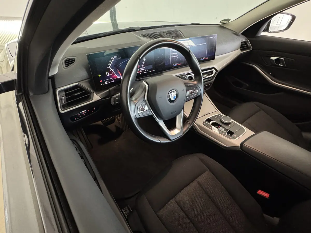 NEW 318IA 2.0 156PK AUT. NAVI/LED/PDC/CARPLAY