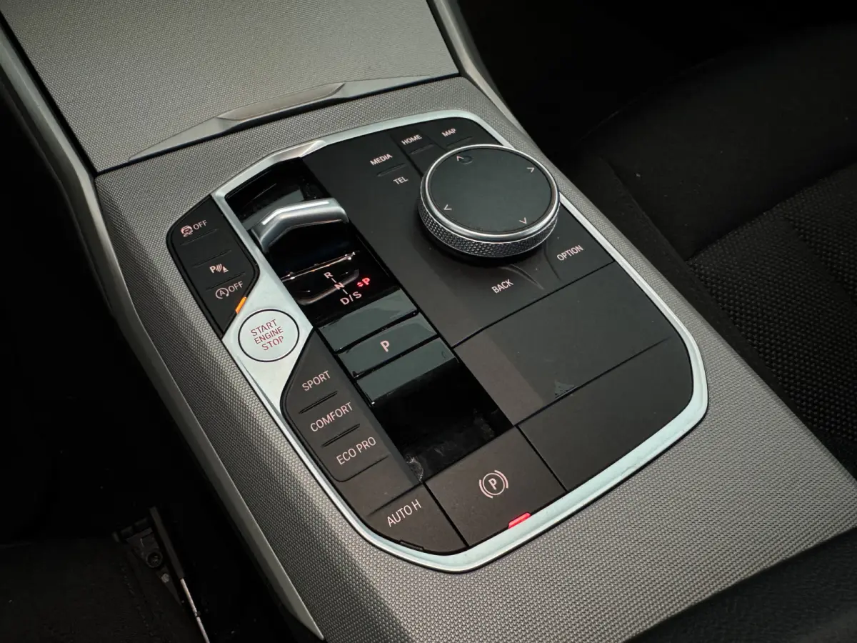 NEW 318IA 2.0 156PK AUT. NAVI/LED/PDC/CARPLAY