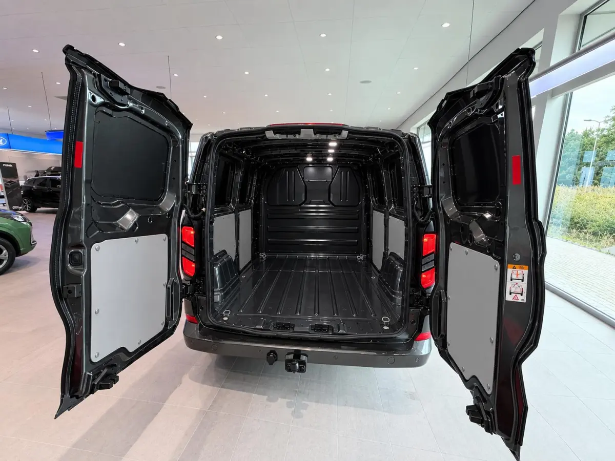 320 2.5 PHEV L2H1 Limited | Nu met €4424,- bonus | Trekhaak | Direct leverbaar | Apple CarPlay + Android Auto | LED | Verwarmbare Voorstoelen |