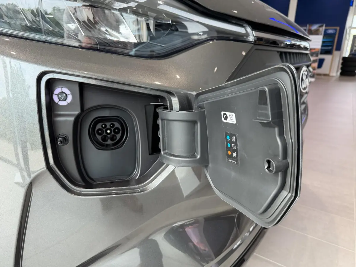 320 2.5 PHEV L2H1 Limited | Nu met €4424,- bonus | Trekhaak | Direct leverbaar | Apple CarPlay + Android Auto | LED | Verwarmbare Voorstoelen |