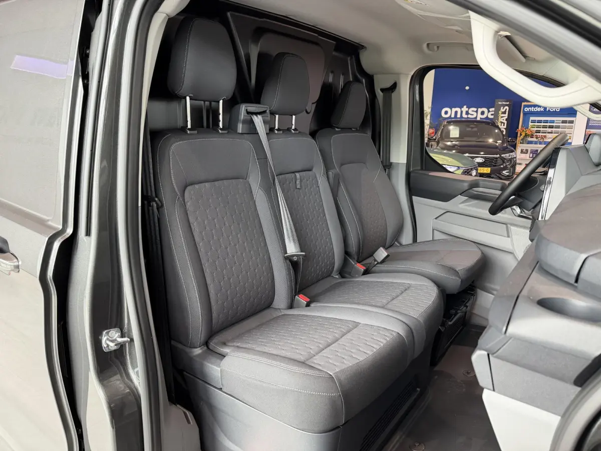 320 2.5 PHEV L2H1 Limited | Nu met €4424,- bonus | Trekhaak | Direct leverbaar | Apple CarPlay + Android Auto | LED | Verwarmbare Voorstoelen |