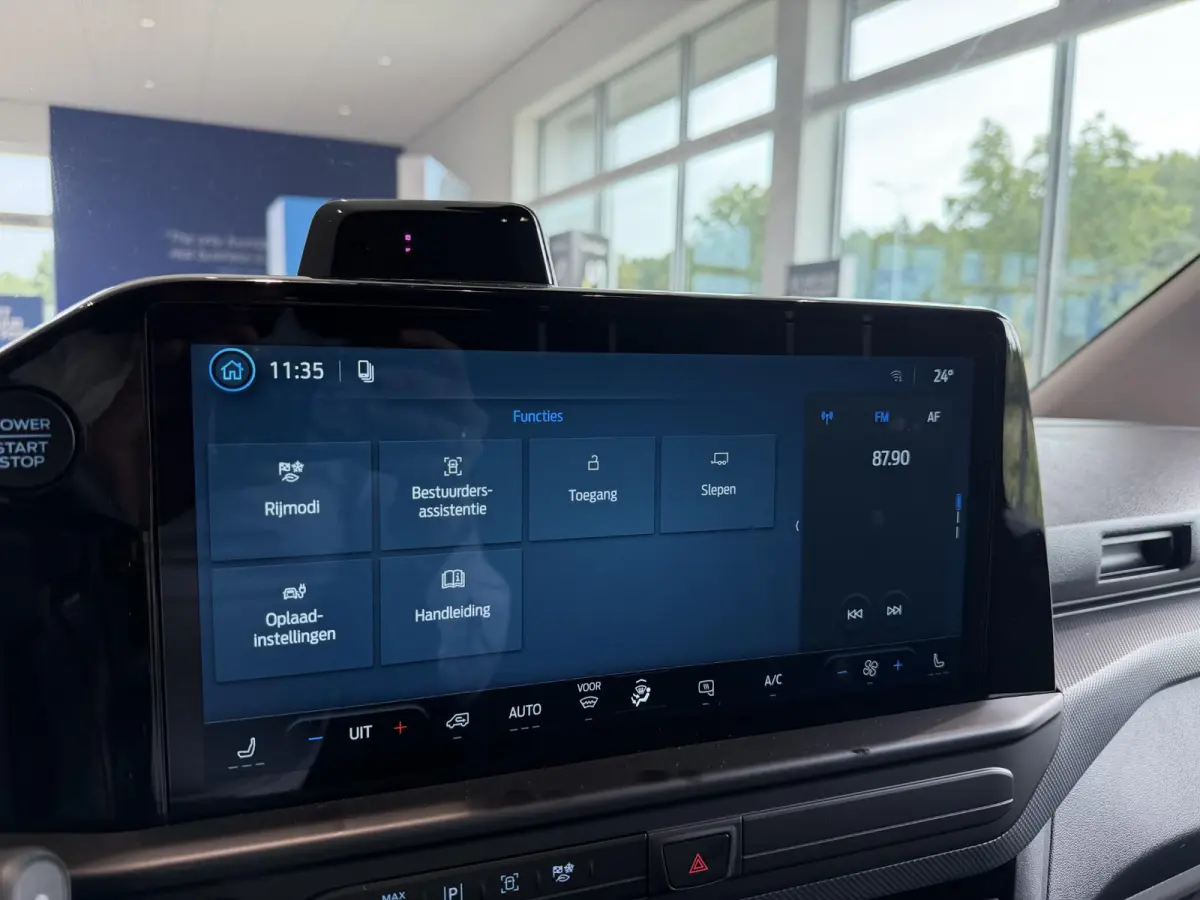320 2.5 PHEV L2H1 Limited | Nu met €4424,- bonus | Trekhaak | Direct leverbaar | Apple CarPlay + Android Auto | LED | Verwarmbare Voorstoelen |