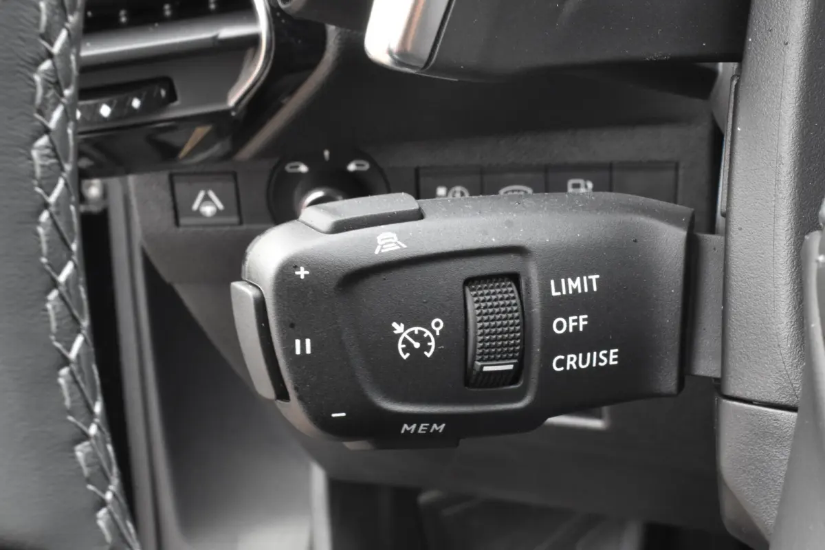 E-Tense 225 EAT8 Automaat Rivoli Lederen bekleding | Navigatie | adaptieve cruise controle | Airconditioning ECC | Carplay & Android Auto | SOH 100% | Zeer compleet | x