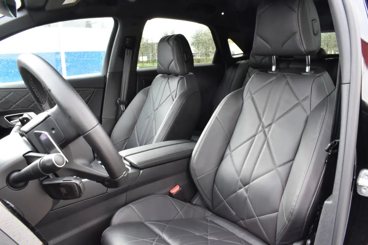 E-Tense 225 EAT8 Automaat Rivoli Lederen bekleding | Navigatie | adaptieve cruise controle | Airconditioning ECC | Carplay & Android Auto | SOH 100% | Zeer compleet | x