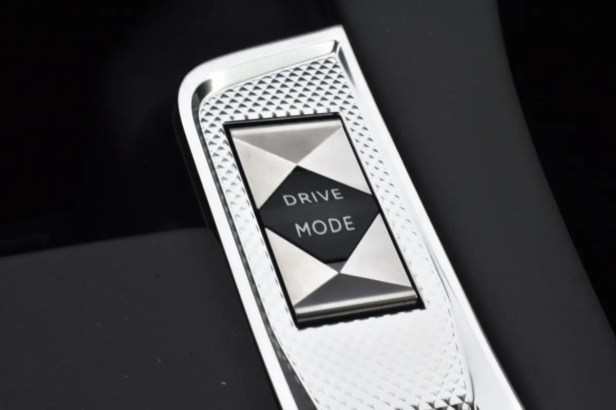 E-Tense 225 EAT8 Automaat Rivoli Lederen bekleding | Navigatie | adaptieve cruise controle | Airconditioning ECC | Carplay & Android Auto | SOH 100% | Zeer compleet | x