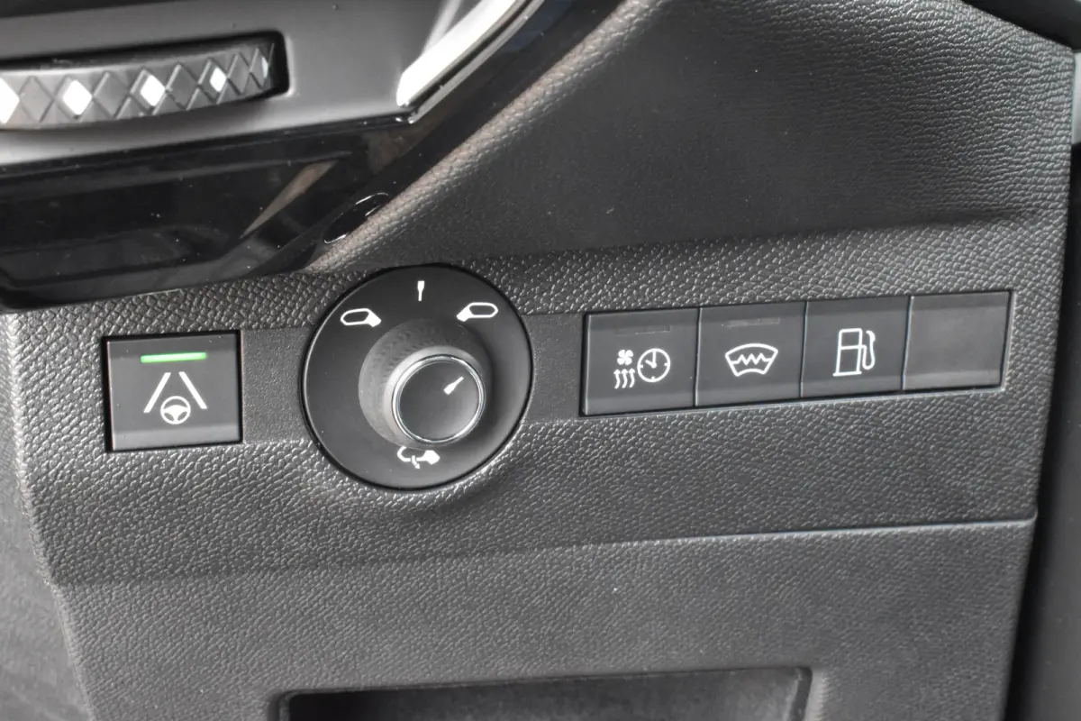E-Tense 225 EAT8 Automaat Rivoli Lederen bekleding | Navigatie | adaptieve cruise controle | Airconditioning ECC | Carplay & Android Auto | SOH 100% | Zeer compleet | x