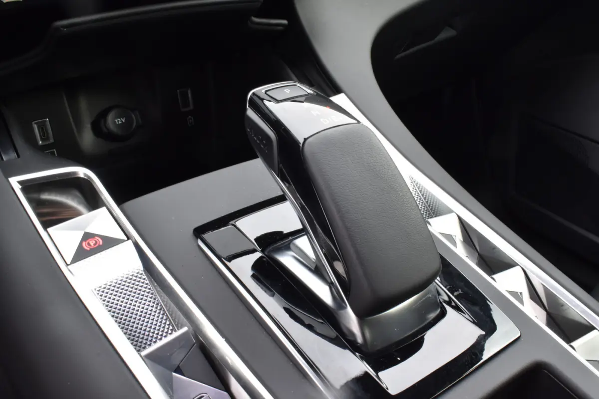 E-Tense 225 EAT8 Automaat Rivoli Lederen bekleding | Navigatie | adaptieve cruise controle | Airconditioning ECC | Carplay & Android Auto | SOH 100% | Zeer compleet | x
