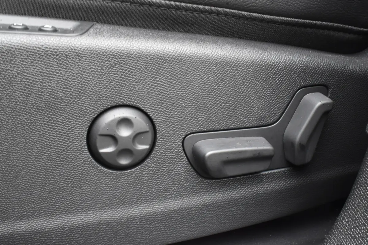 E-Tense 225 EAT8 Automaat Rivoli Lederen bekleding | Navigatie | adaptieve cruise controle | Airconditioning ECC | Carplay & Android Auto | SOH 100% | Zeer compleet | x