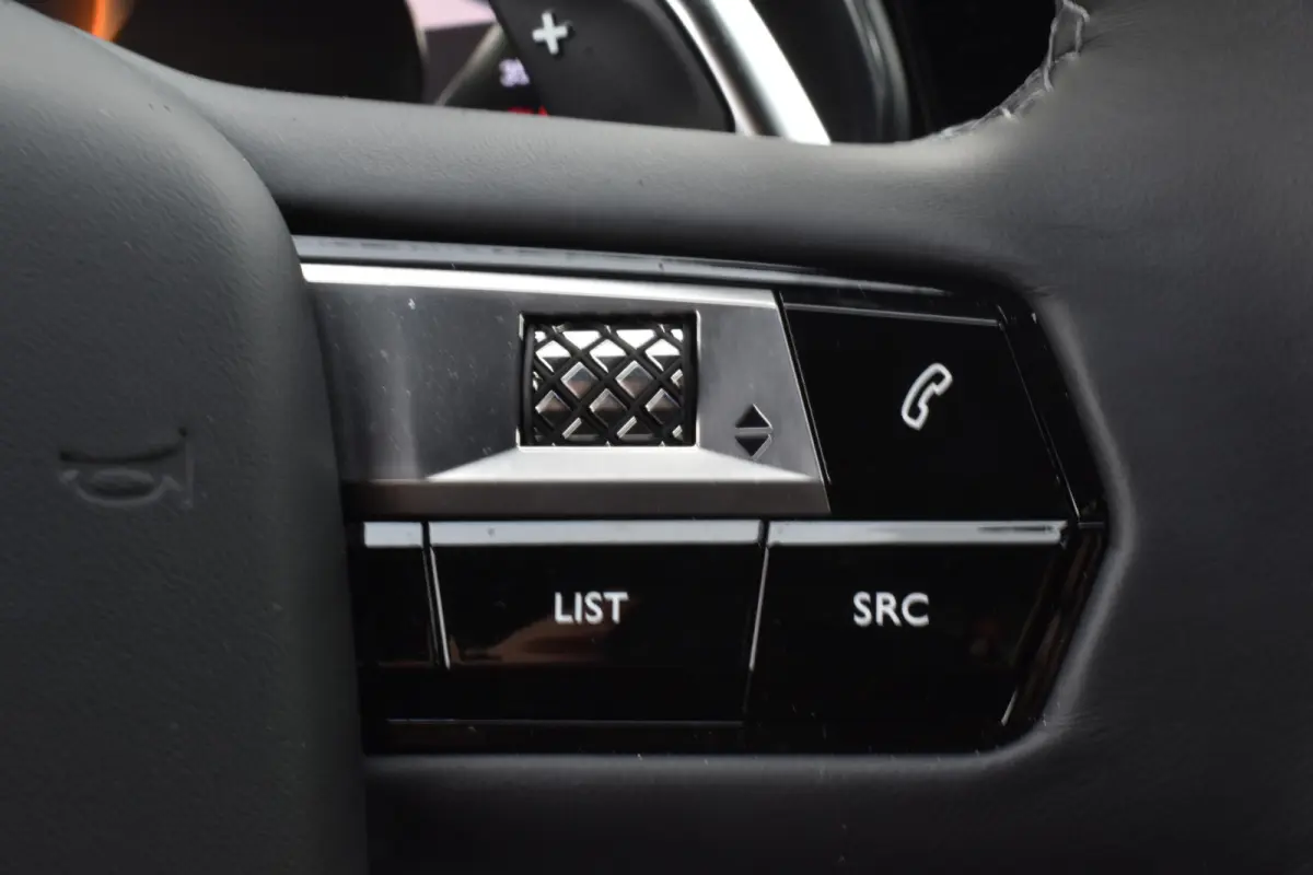 E-Tense 225 EAT8 Automaat Rivoli Lederen bekleding | Navigatie | adaptieve cruise controle | Airconditioning ECC | Carplay & Android Auto | SOH 100% | Zeer compleet | x