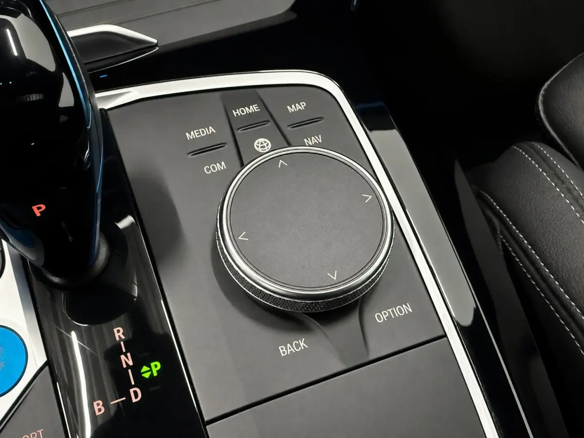 High Executive M Sport 80 kWh Panoramadak Driving Adaptive Cryuise Control Leder Assistant Professional Camera Adaptief LED Shadow Line Stoelverwarming