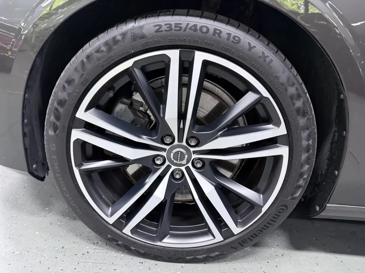 2.0 T8 Recharge AWD R-Design PANO/MASSAGE+M-LEDER/B&W/360CAM/NAVI/H-UP///