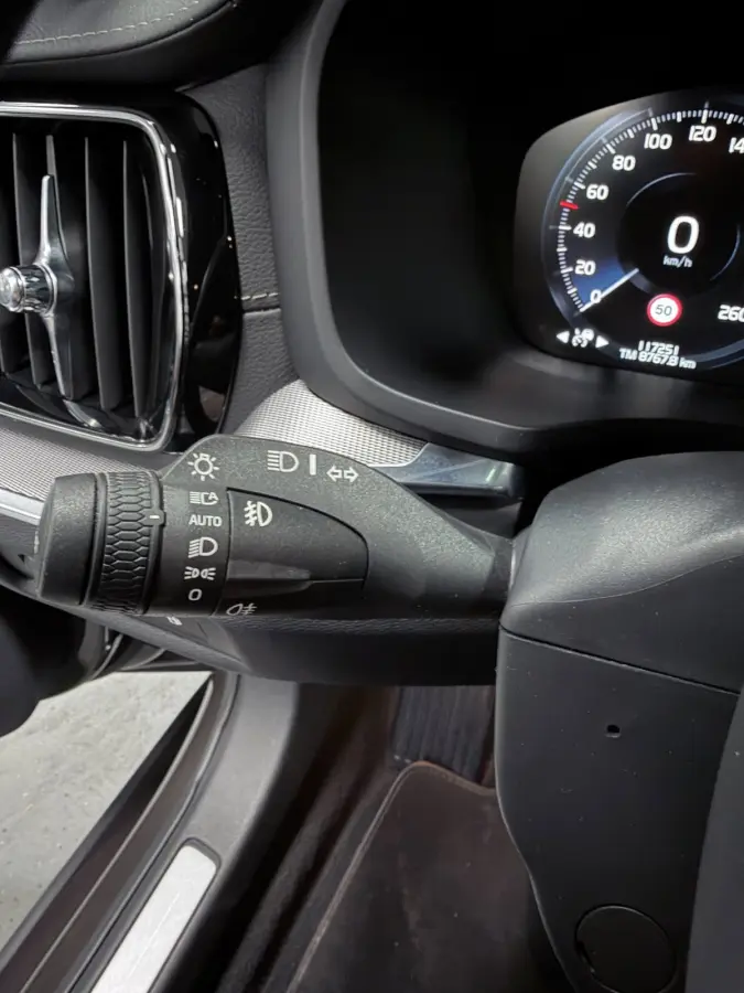 2.0 T8 Recharge AWD R-Design PANO/MASSAGE+M-LEDER/B&W/360CAM/NAVI/H-UP///