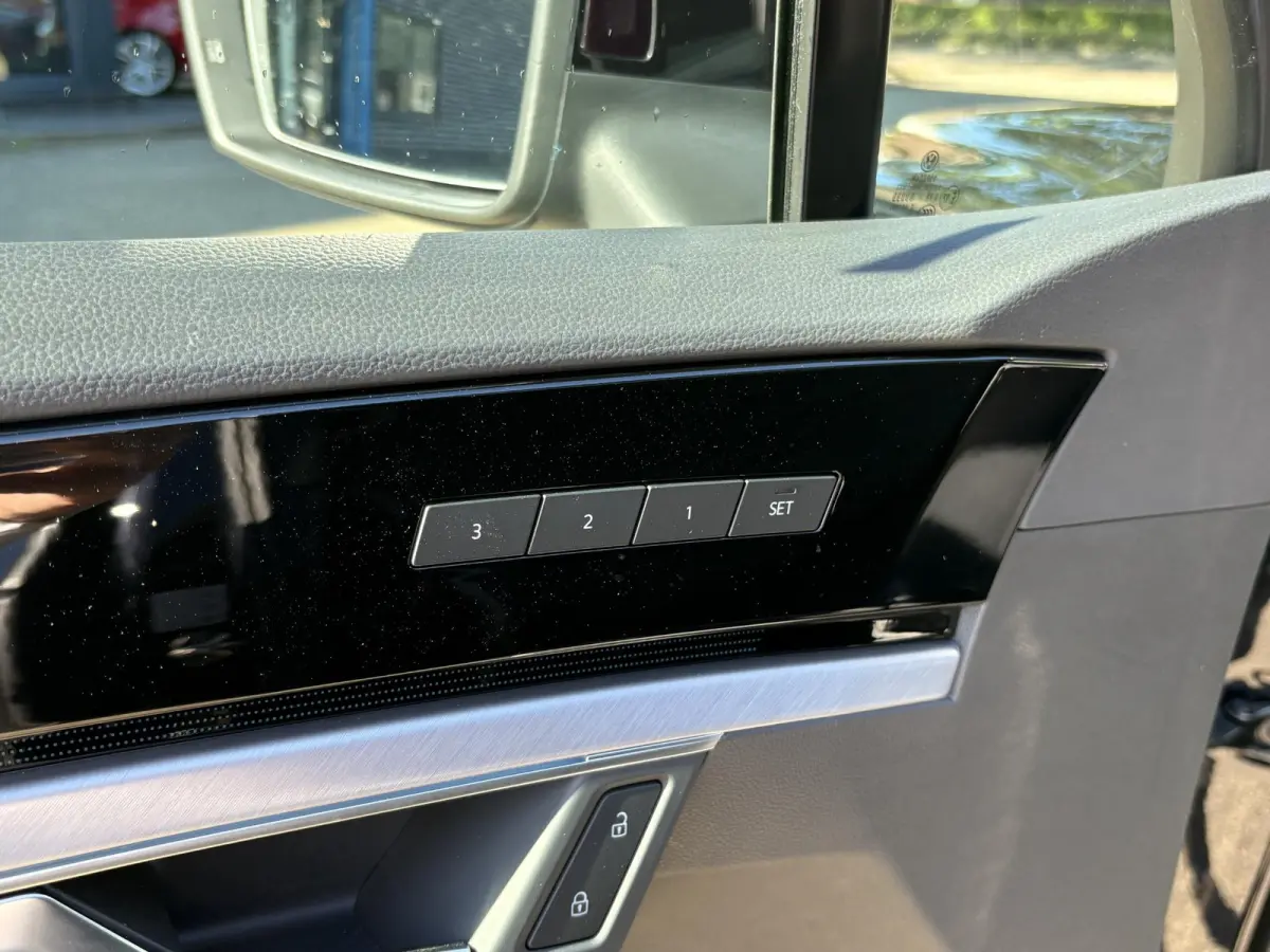 3.0 TSI Elegance VAN: 56.900,- VOOR: 52.877,- UW HERFSTVOORDEEL: 4.023,- EURO | LUCHTVERING| ELEK. TREKHAAK| LEDER| PANO | STOELVENTILATIE + MASSAGE| ACHTERBANK VERWARMD| MEMORY STOEL| 360 C