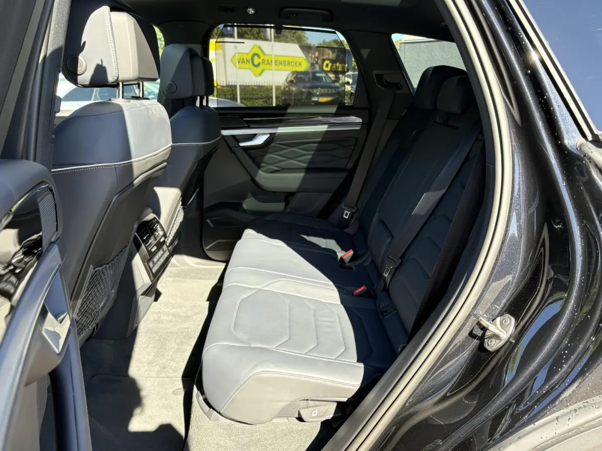 3.0 TSI Elegance VAN: 56.900,- VOOR: 52.877,- UW HERFSTVOORDEEL: 4.023,- EURO | LUCHTVERING| ELEK. TREKHAAK| LEDER| PANO | STOELVENTILATIE + MASSAGE| ACHTERBANK VERWARMD| MEMORY STOEL| 360 C