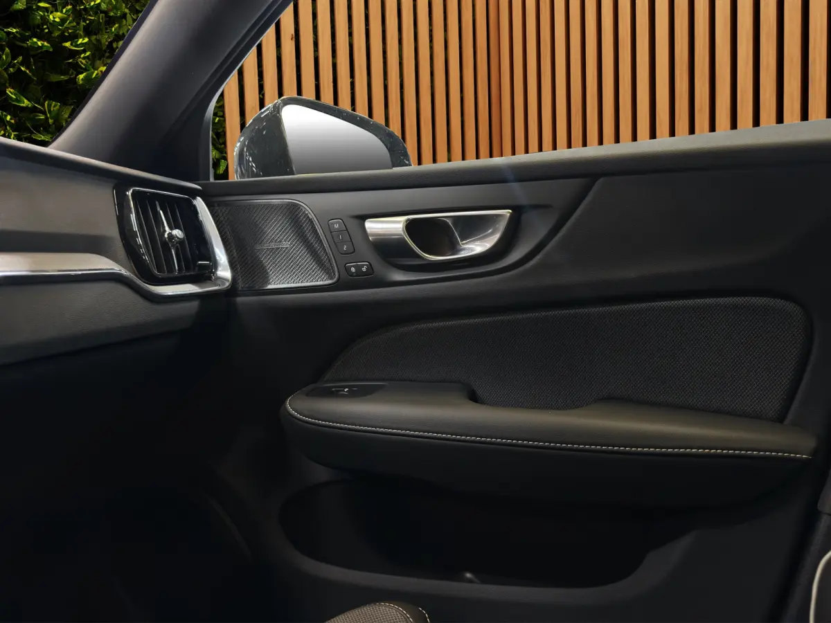 2.0 T8 Plug-in hybrid AWD Plus Dark | Pano | Head-up | 360Cam | Sportstoelen | Stoel/Stuurverw.|Harman&Kardon