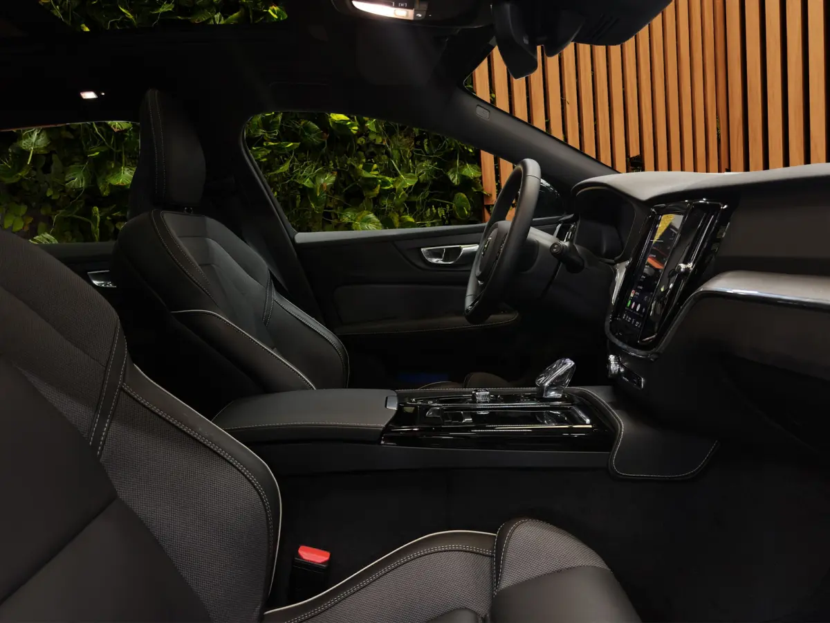 2.0 T8 Plug-in hybrid AWD Plus Dark | Pano | Head-up | 360Cam | Sportstoelen | Stoel/Stuurverw.|Harman&Kardon
