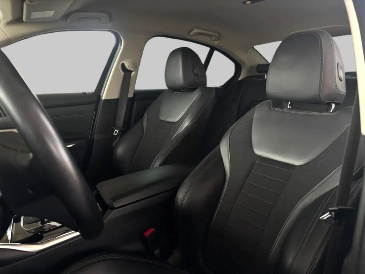 320i High Executive (Goed OndH, Navi Pro, StoelV, PDC V+A, Climate Con, Cruise Con, Etc)