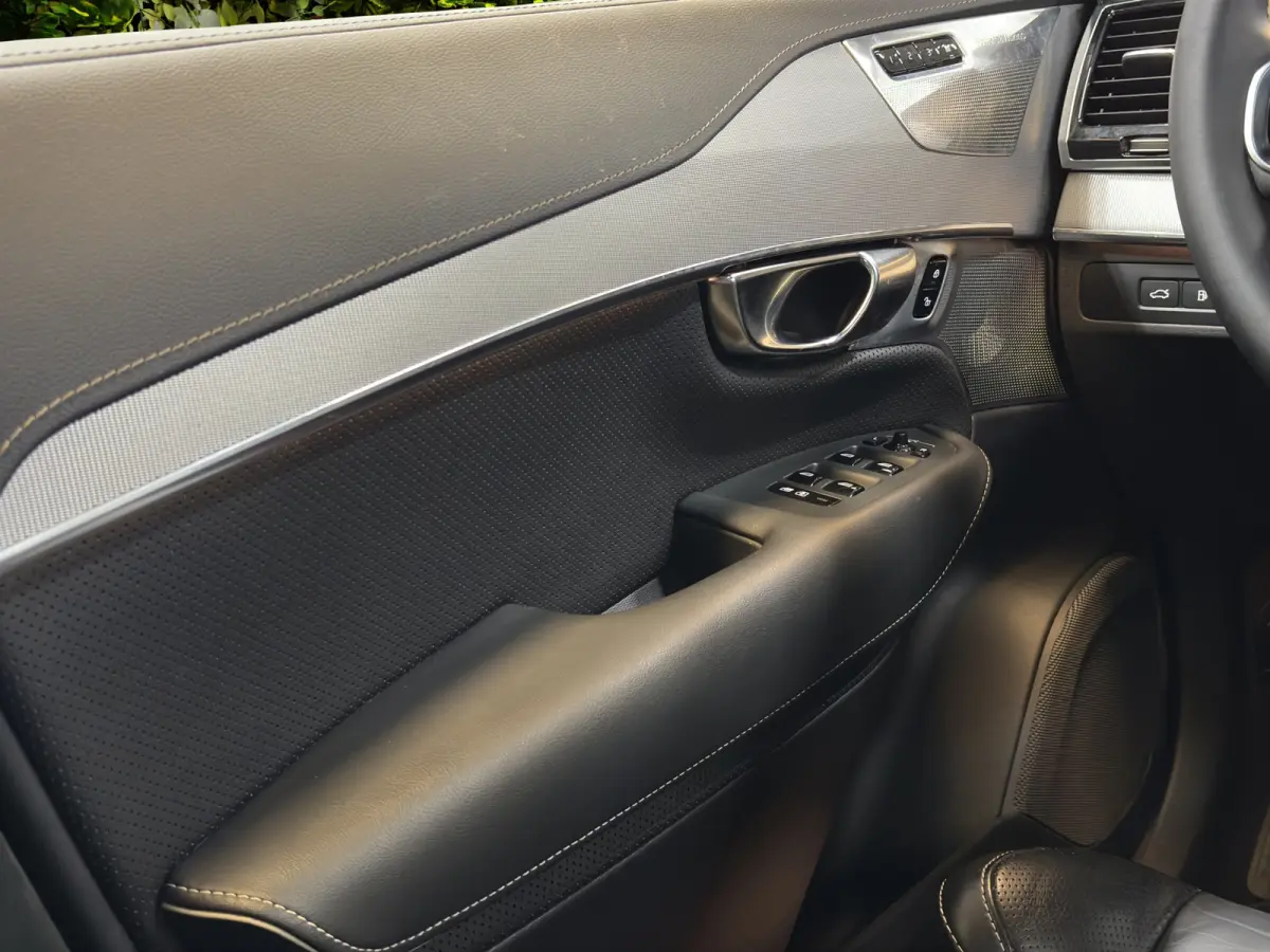 2.0 T8 Recharge AWD Ultimate Dark | Bowers&Wilkins| Luchtvering | Head-up| Sportstoelen|