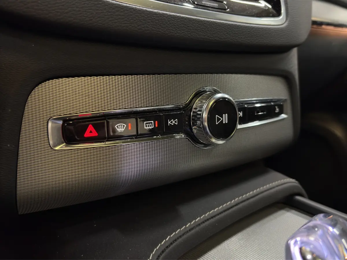 2.0 T8 Recharge AWD Ultimate Dark | Bowers&Wilkins| Luchtvering | Head-up| Sportstoelen|