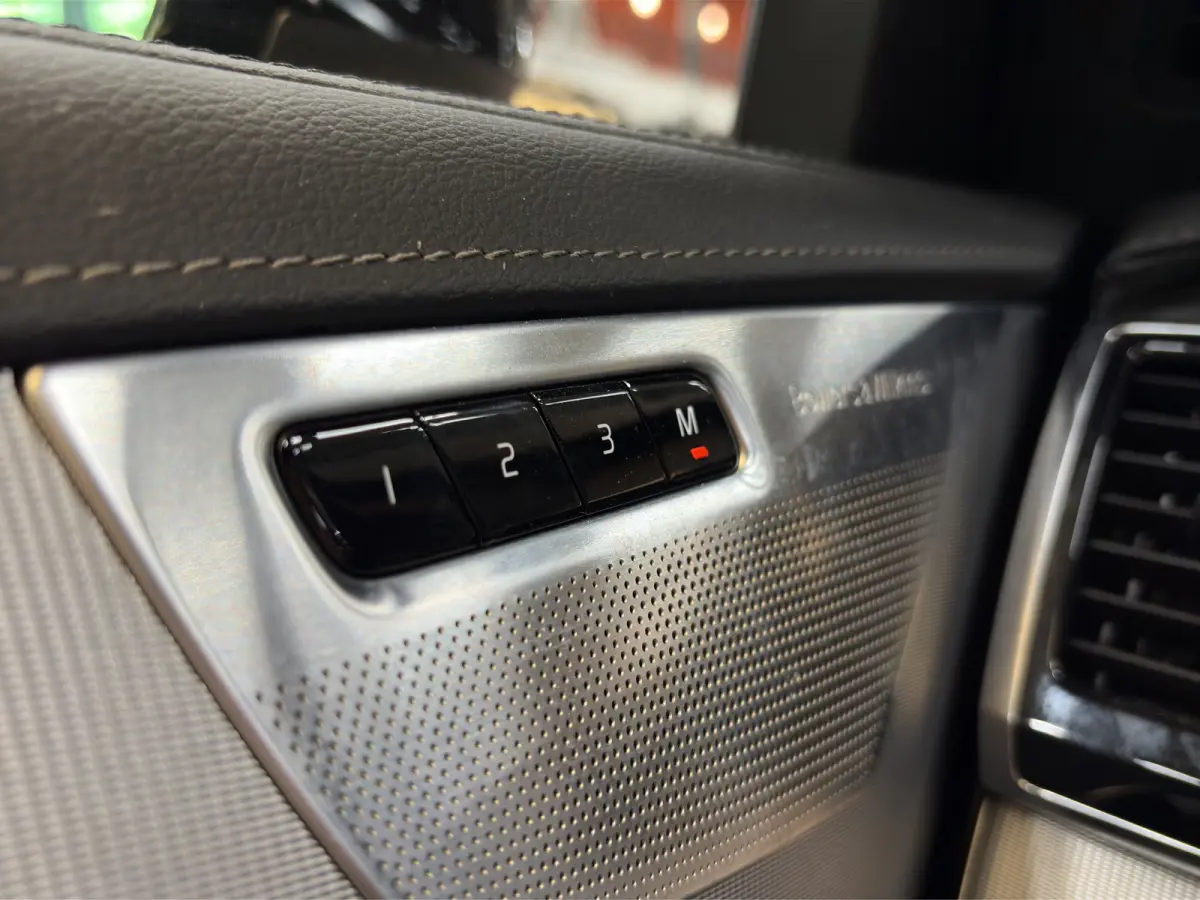 2.0 T8 Recharge AWD Ultimate Dark | Bowers&Wilkins| Luchtvering | Head-up| Sportstoelen|