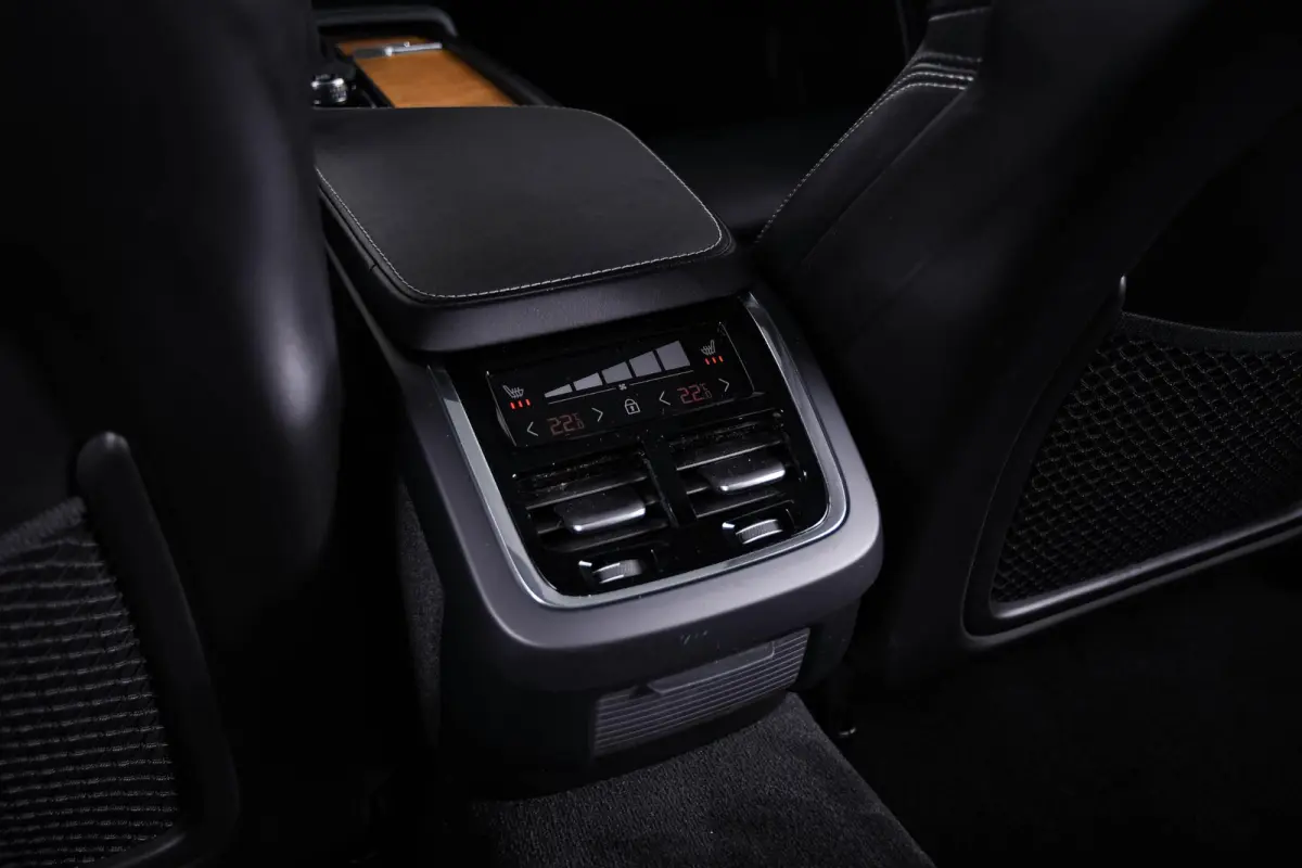 2.0 T5 Inscription Panoramadak - Luchtvering - Adaptieve Cruise Control - Head up - Harman Kardon - Stoelverwarming voor/achter - Stuurwielverwarming - Visual Park Assist - Drive Mode Settin