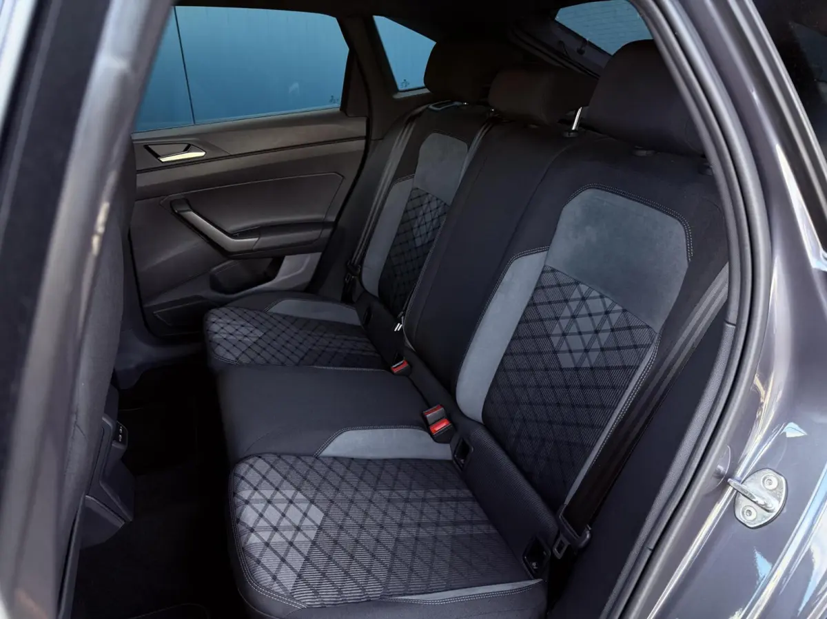 1.0 TSI 110PK! DSG AUT. R-Line CAM | ADAPT.CRUISE | STOELVERW. | CARPLAY | KEYLESS | NAV | LED