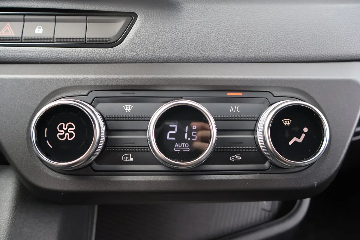 2.0 dCi 150pk Bakwagen met Laadklep Trekhaak