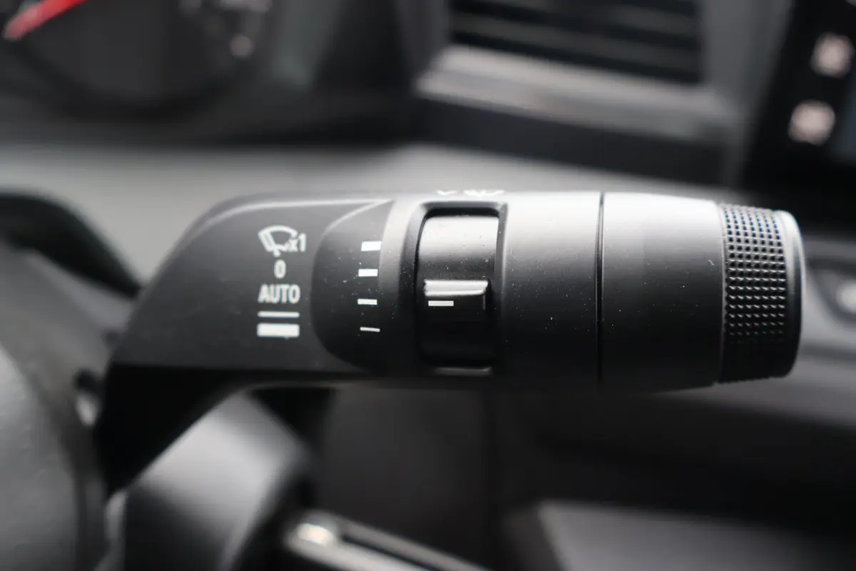 2.0 dCi 150pk Bakwagen met Laadklep Trekhaak