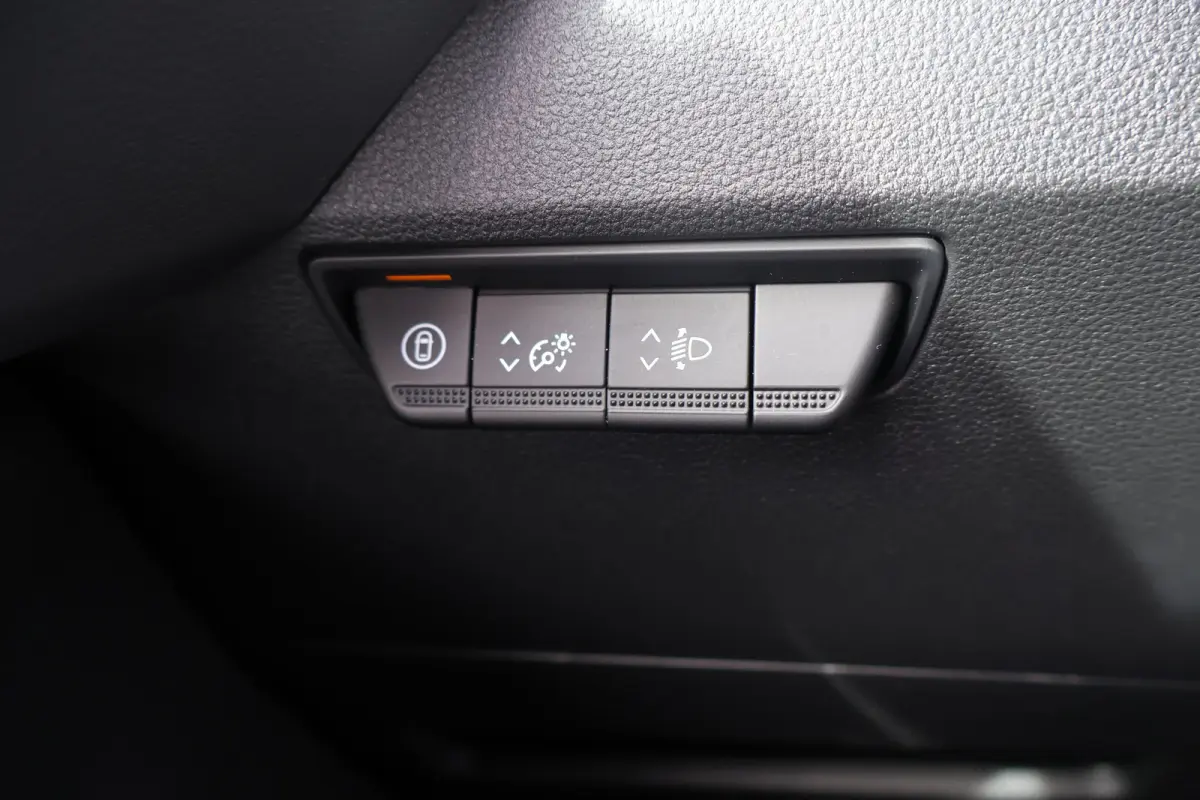 2.0 dCi 150pk Bakwagen met Laadklep Trekhaak