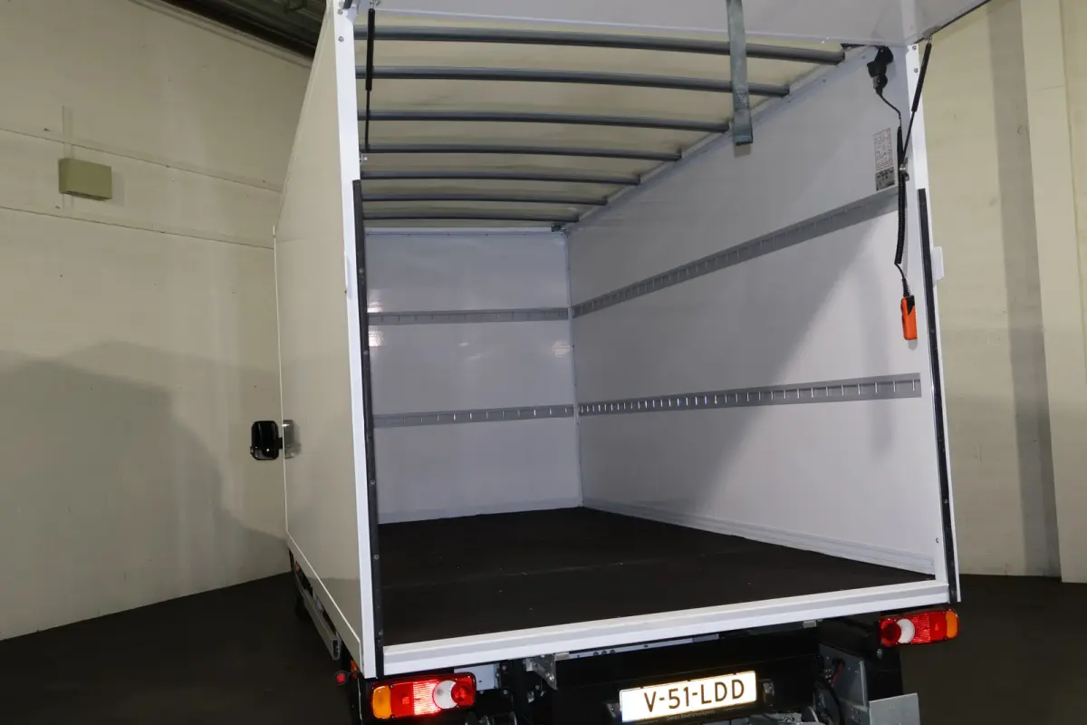 2.0 dCi 150pk Bakwagen met Laadklep Trekhaak
