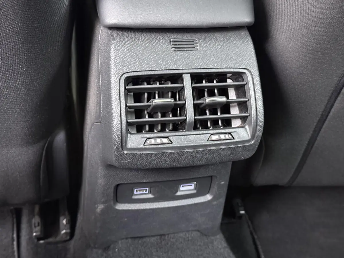 Shine 136pk 50 kWh | Accu 91% | Navigatie | Panoramisch schuifdak | Camera achter | Keyless start | Cruise control adaptief | Lichtmetalen velgen | Head-up display | Apple Carplay en Android