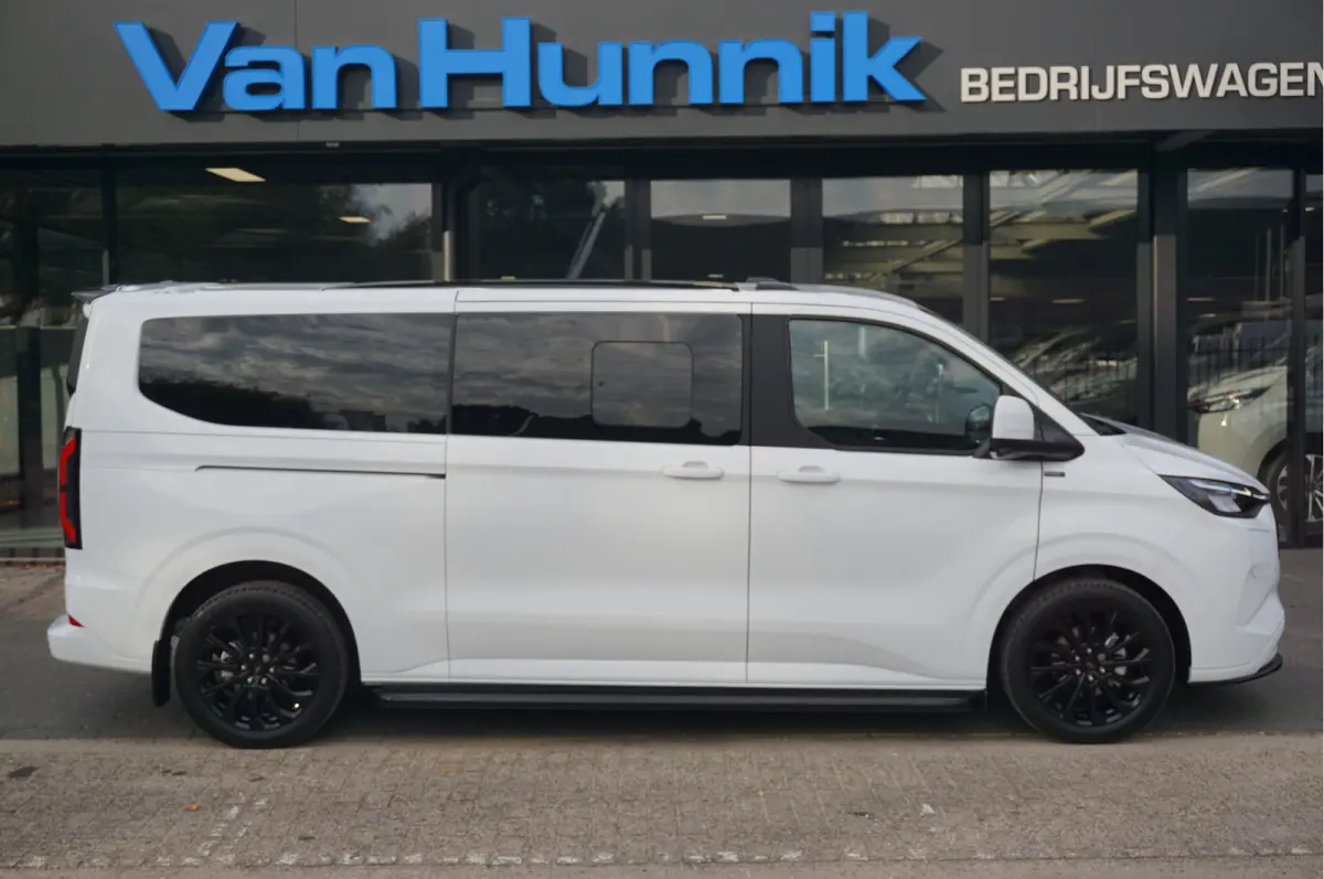 Tourneo 340L 2.5 PHEV 233PK JWR EDITION PRIJS INCL. BPM Leder, 19" LM, B&O, Pano, Elec. Schuifdeur, Trekhaak!! NR. TR19