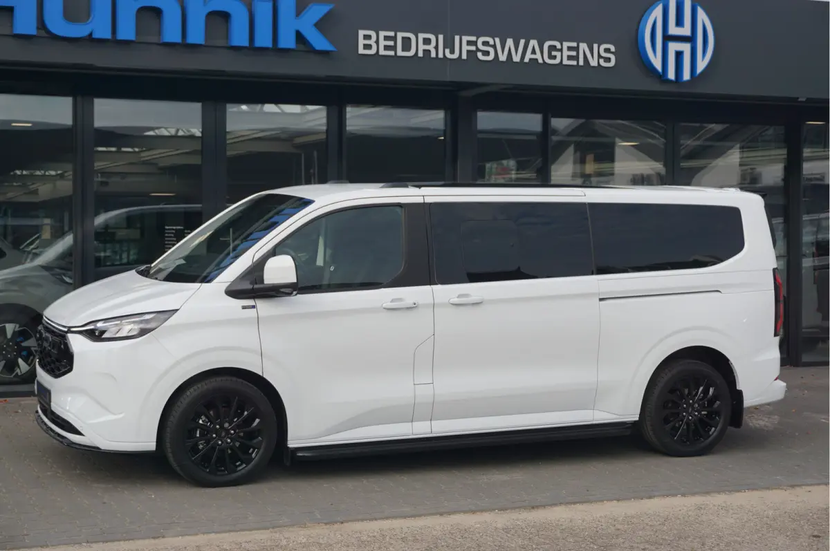 Tourneo 340L 2.5 PHEV 233PK JWR EDITION PRIJS INCL. BPM Leder, 19" LM, B&O, Pano, Elec. Schuifdeur, Trekhaak!! NR. TR19