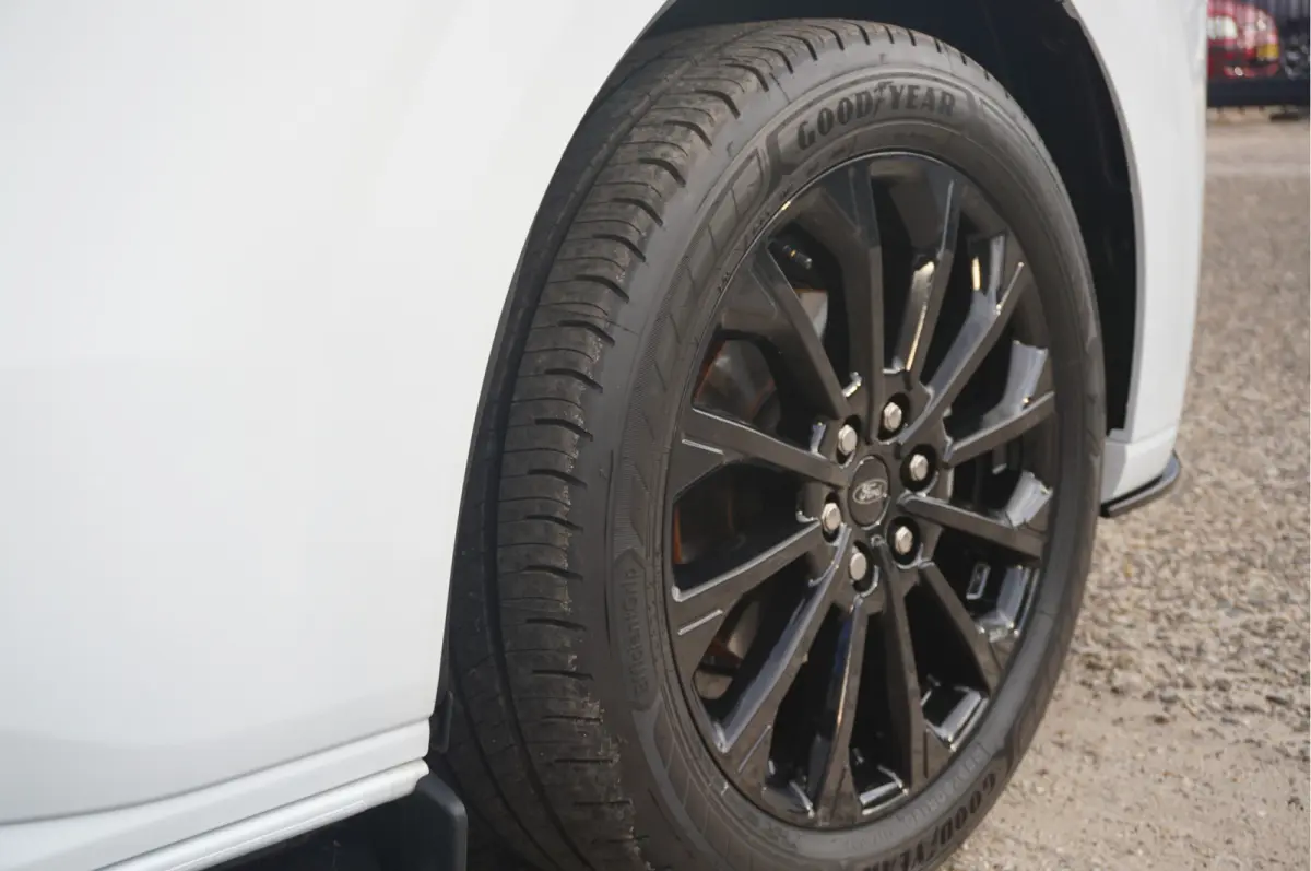 Tourneo 340L 2.5 PHEV 233PK JWR EDITION PRIJS INCL. BPM Leder, 19" LM, B&O, Pano, Elec. Schuifdeur, Trekhaak!! NR. TR19