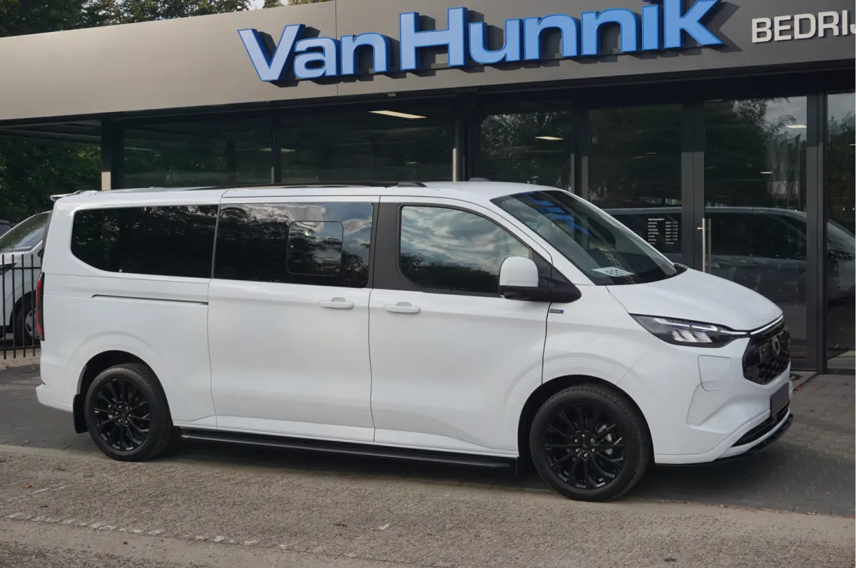 Tourneo 340L 2.5 PHEV 233PK JWR EDITION PRIJS INCL. BPM Leder, 19" LM, B&O, Pano, Elec. Schuifdeur, Trekhaak!! NR. TR19