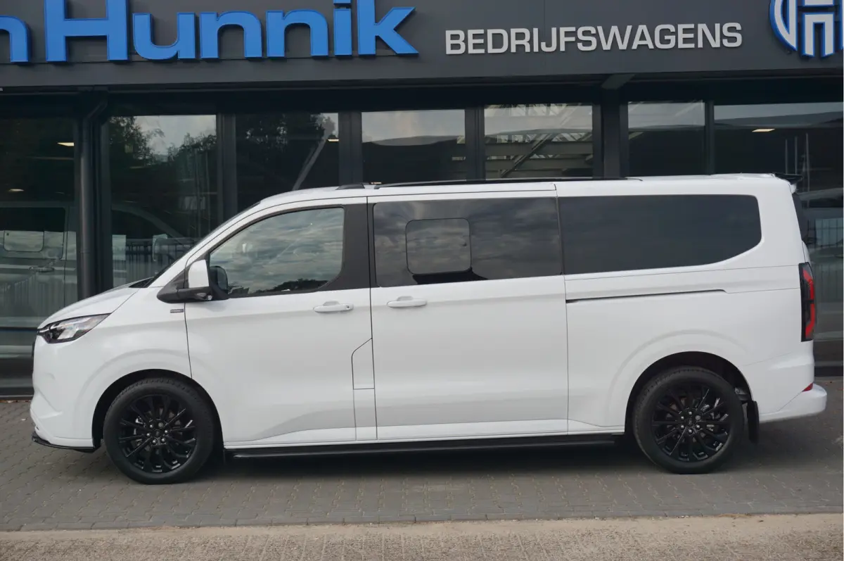 Tourneo 340L 2.5 PHEV 233PK JWR EDITION PRIJS INCL. BPM Leder, 19" LM, B&O, Pano, Elec. Schuifdeur, Trekhaak!! NR. TR19