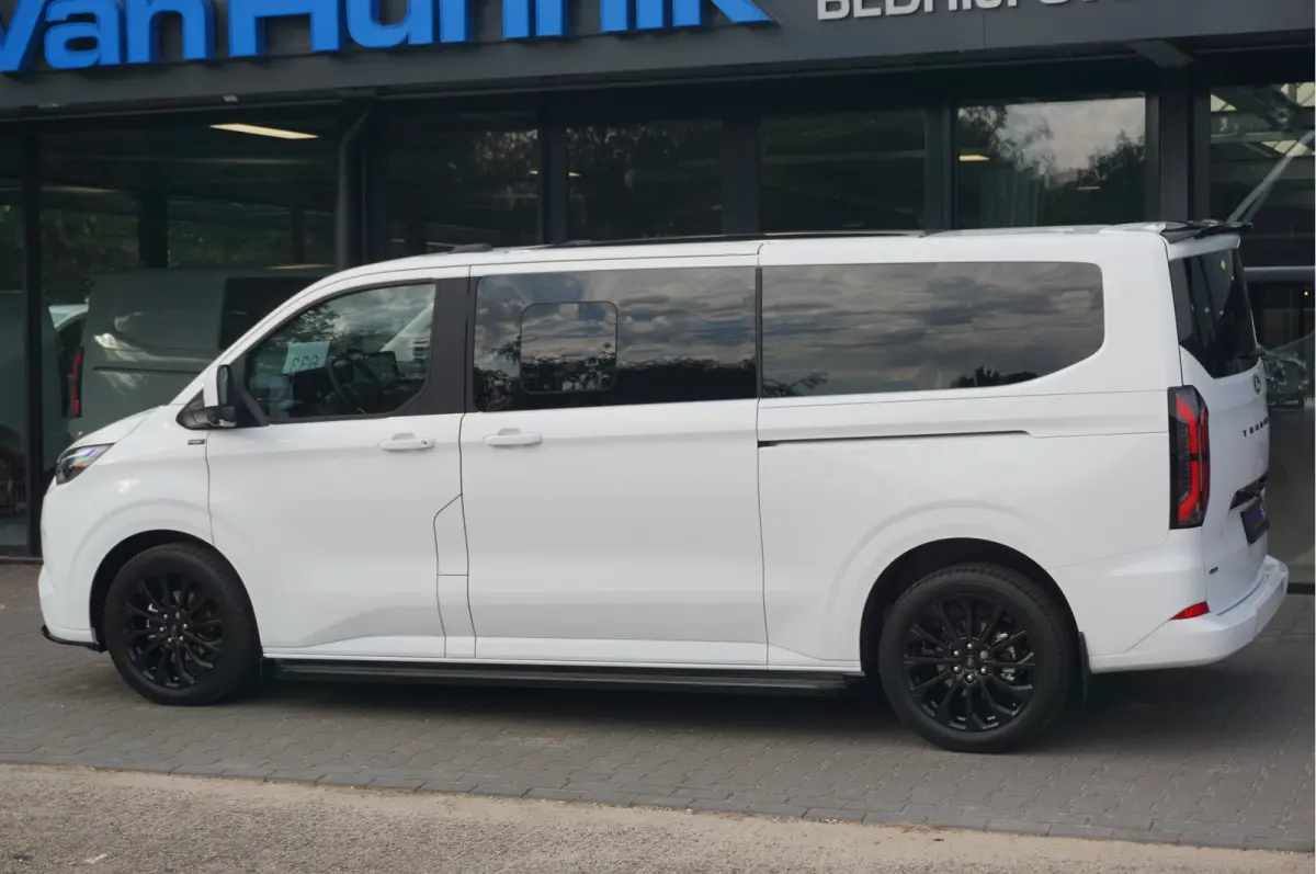 Tourneo 340L 2.5 PHEV 233PK JWR EDITION PRIJS INCL. BPM Leder, 19" LM, B&O, Pano, Elec. Schuifdeur, Trekhaak!! NR. TR19