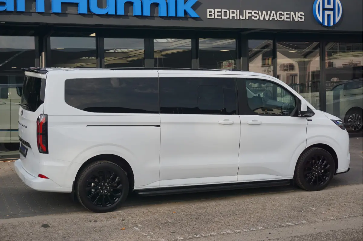 Tourneo 340L 2.5 PHEV 233PK JWR EDITION PRIJS INCL. BPM Leder, 19" LM, B&O, Pano, Elec. Schuifdeur, Trekhaak!! NR. TR19