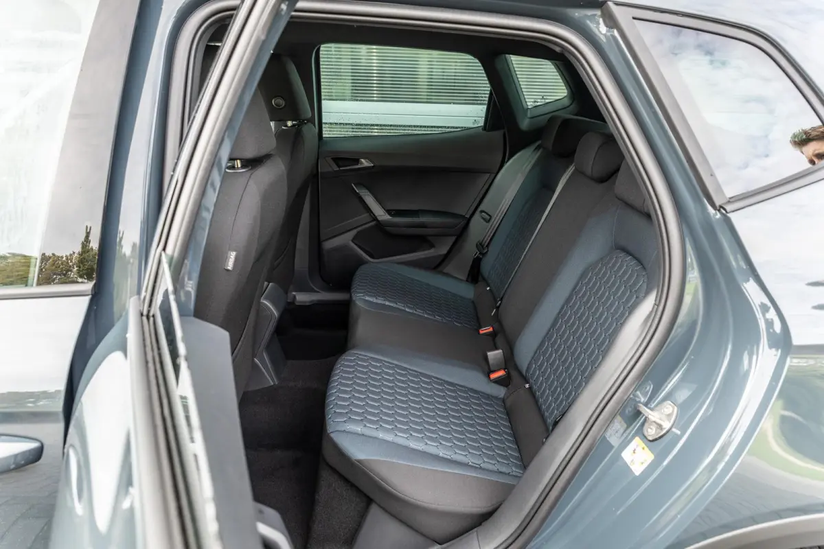 1.0 EcoTSI 95pk Style Business Connect | Achteruitrijcamera | Parkeersensoren