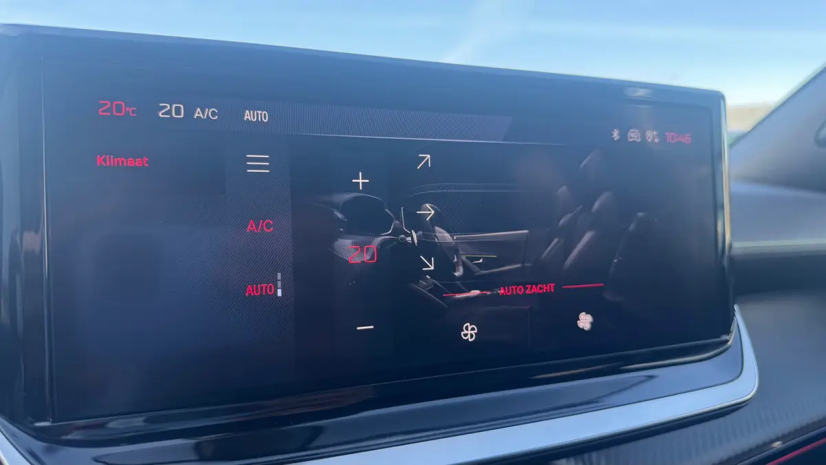 1.2 PURETECH 130PK GT PACK AUTOMAAT / NAVI / LEDER / CLIMA / LED / PDC / 17" LMV / APPLE CARPLAY / KEYLESS / CAMERA / ADAPT. CRUISECONTROL / NIEUWSTAAT !!