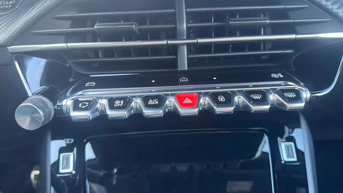 1.2 PURETECH 130PK GT PACK AUTOMAAT / NAVI / LEDER / CLIMA / LED / PDC / 17" LMV / APPLE CARPLAY / KEYLESS / CAMERA / ADAPT. CRUISECONTROL / NIEUWSTAAT !!