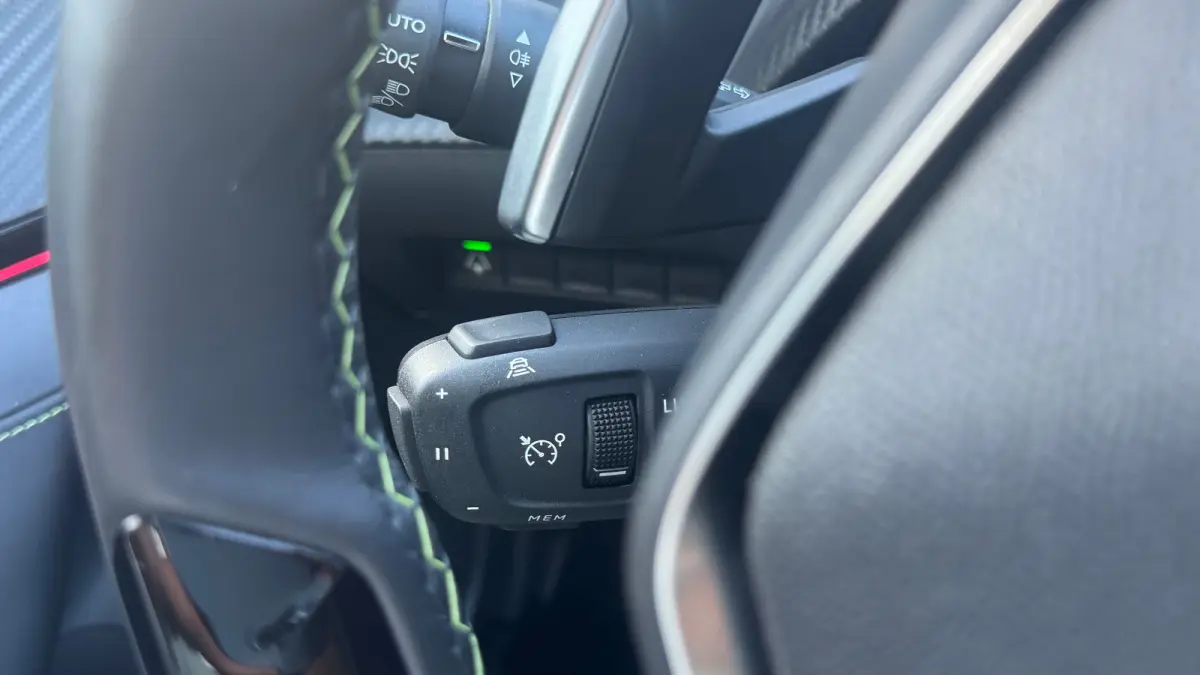 1.2 PURETECH 130PK GT PACK AUTOMAAT / NAVI / LEDER / CLIMA / LED / PDC / 17" LMV / APPLE CARPLAY / KEYLESS / CAMERA / ADAPT. CRUISECONTROL / NIEUWSTAAT !!