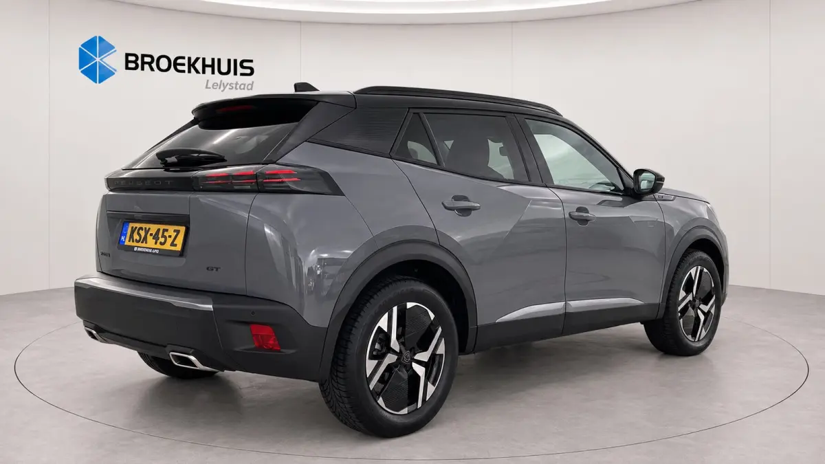 1.2 PURETECH 130PK GT PACK AUTOMAAT / NAVI / LEDER / CLIMA / LED / PDC / 17" LMV / APPLE CARPLAY / KEYLESS / CAMERA / ADAPT. CRUISECONTROL / NIEUWSTAAT !!