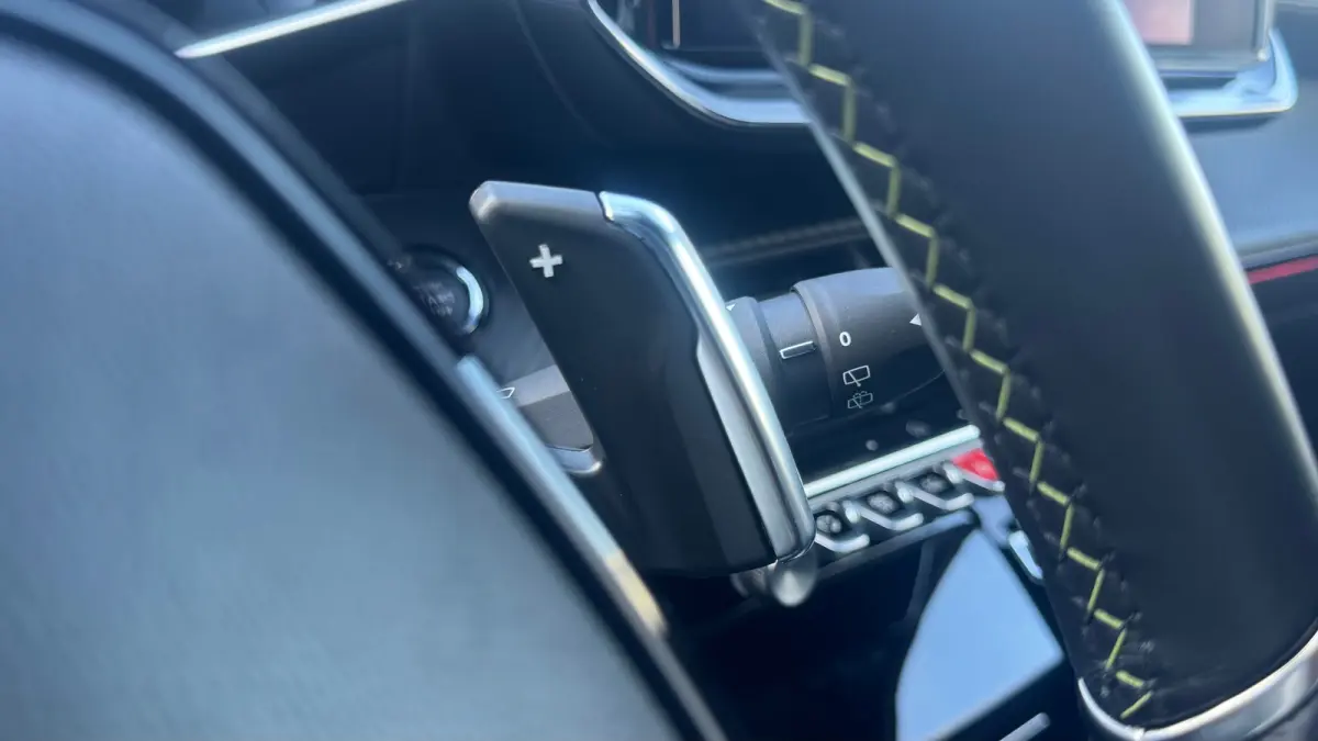 1.2 PURETECH 130PK GT PACK AUTOMAAT / NAVI / LEDER / CLIMA / LED / PDC / 17" LMV / APPLE CARPLAY / KEYLESS / CAMERA / ADAPT. CRUISECONTROL / NIEUWSTAAT !!