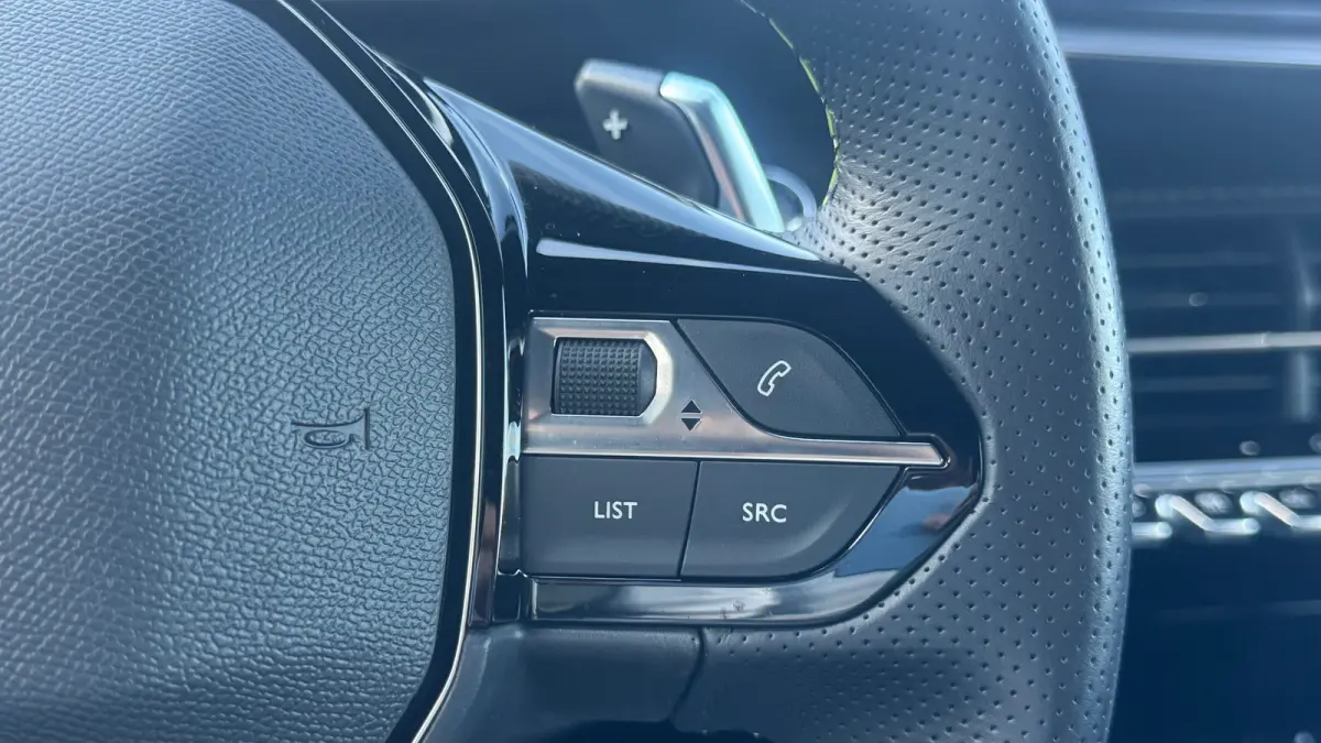 1.2 PURETECH 130PK GT PACK AUTOMAAT / NAVI / LEDER / CLIMA / LED / PDC / 17" LMV / APPLE CARPLAY / KEYLESS / CAMERA / ADAPT. CRUISECONTROL / NIEUWSTAAT !!