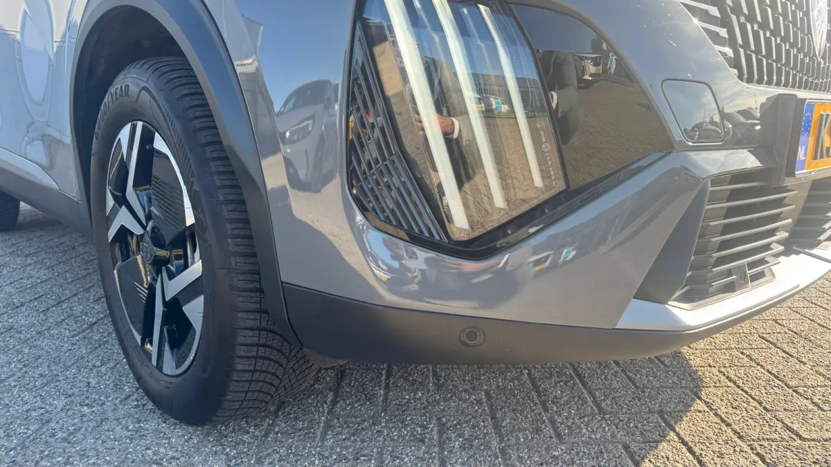 1.2 PURETECH 130PK GT PACK AUTOMAAT / NAVI / LEDER / CLIMA / LED / PDC / 17" LMV / APPLE CARPLAY / KEYLESS / CAMERA / ADAPT. CRUISECONTROL / NIEUWSTAAT !!