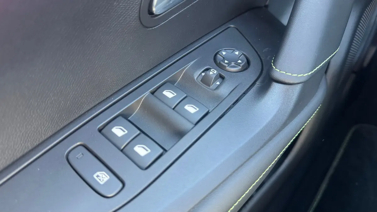 1.2 PURETECH 130PK GT PACK AUTOMAAT / NAVI / LEDER / CLIMA / LED / PDC / 17" LMV / APPLE CARPLAY / KEYLESS / CAMERA / ADAPT. CRUISECONTROL / NIEUWSTAAT !!
