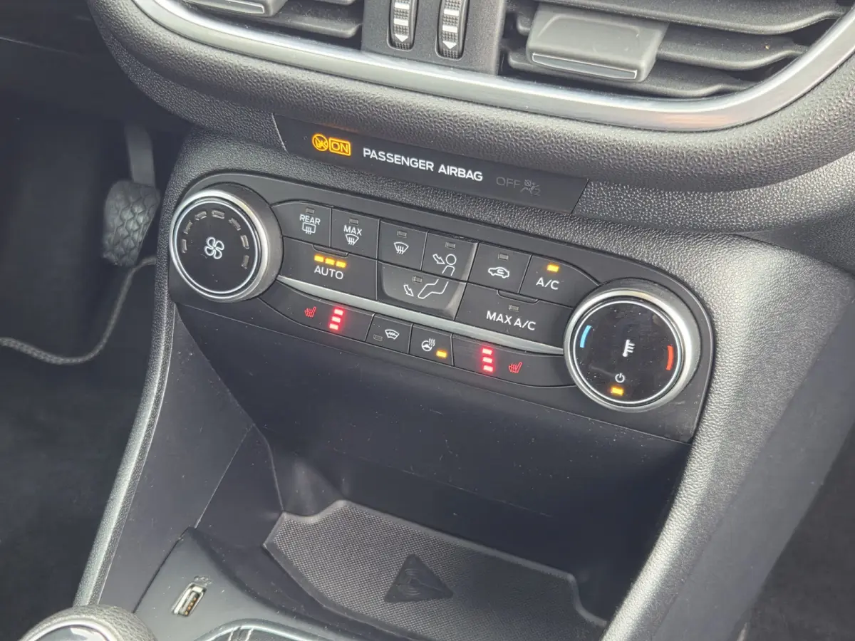 1.0 EcoBoost Titanium | Apple Carplay | Stoel- stuurverw. | Climate control | Cruise control