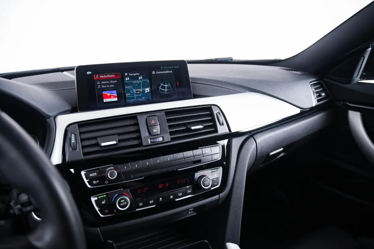 418i M Sport Achteruitrijcamera - Cruise control - Sportstoelen - Elektrisch verwarmde voorstoelen - HiFi System - Navigatiesysteem Professional - PDC voor/achter -