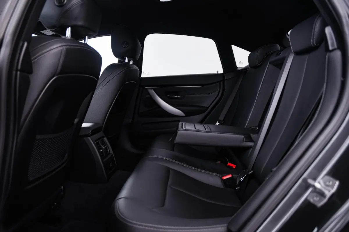 418i M Sport Achteruitrijcamera - Cruise control - Sportstoelen - Elektrisch verwarmde voorstoelen - HiFi System - Navigatiesysteem Professional - PDC voor/achter -